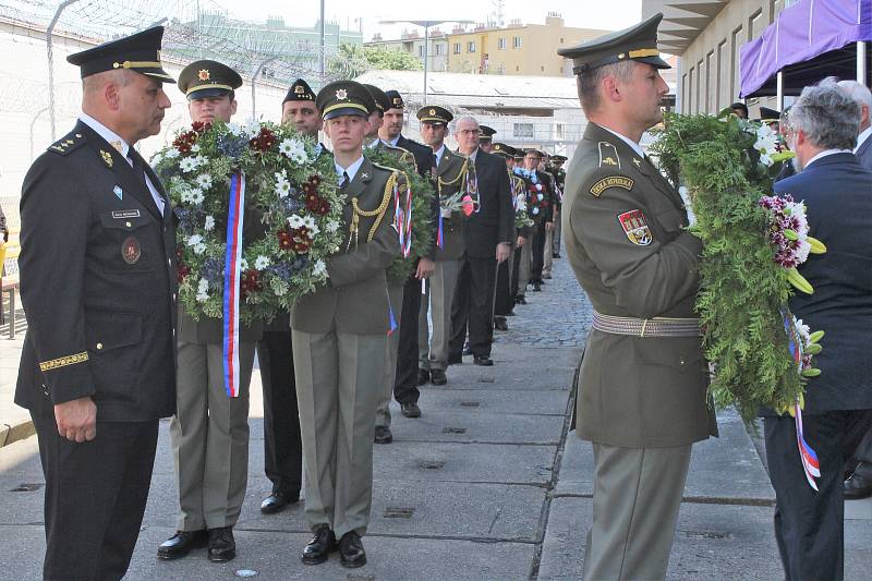 Pietní shromáždění k uctění památky Milady Horákové popravené komunistickým režimem a uctění obětí politických procesů komunistického režimu v areálu Vazební věznice na Pankráci.