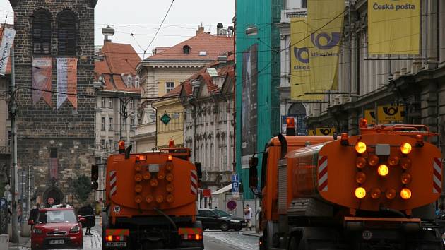Blokové čištění ulic v centru Prahy.