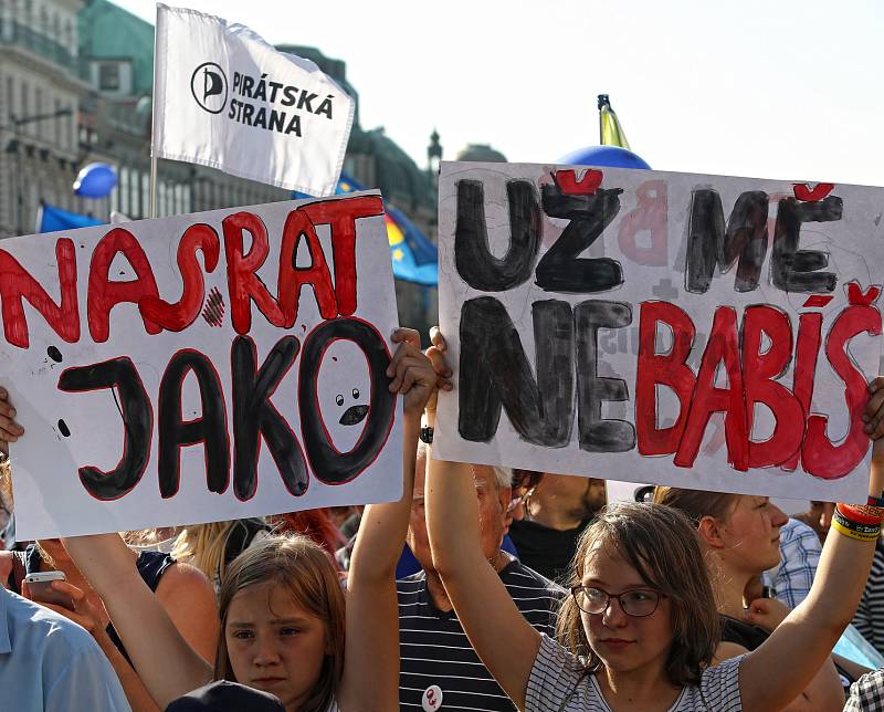 Demonstrace proti Babišovi a komunistům s názvem Jednou provždy na Václavském náměstí.