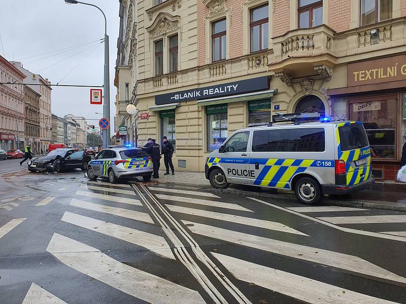 Dopravní nehoda na křižovatce ulic Francouzská a Slovenská v Praze 2.