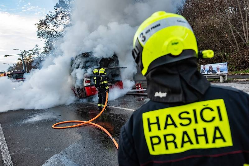 Požár autobusu v ulici Žernošická na Praze 8.