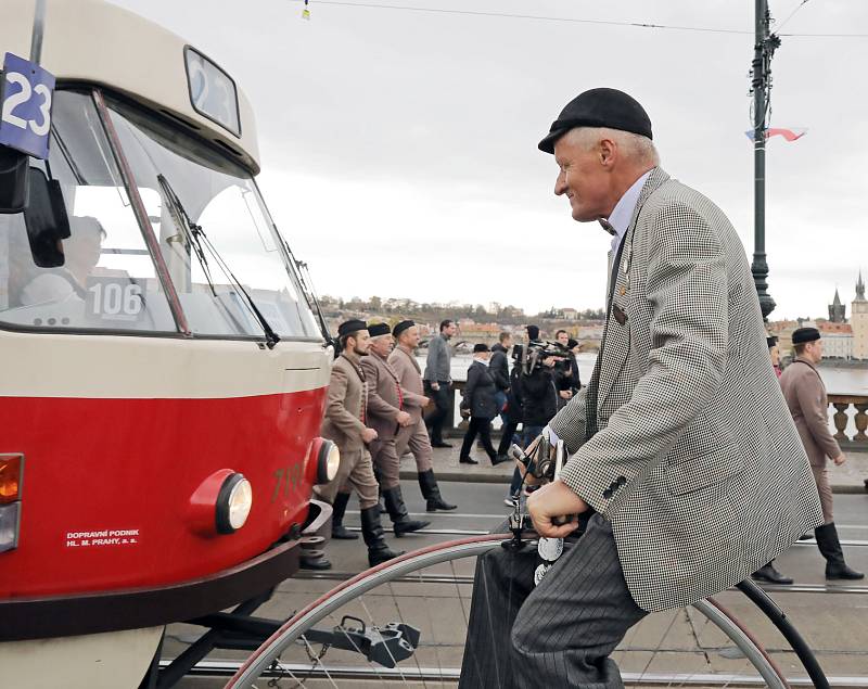 Sokolský Pochod pro republiku ke stému výročí založení Československa vyrazil z pražské Kampy na Václavské náměstí.