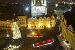 Na pražském Staroměstském náměstí byly 29. listopadu zahájeny vánoční trhy a rozsvícen vánoční strom.