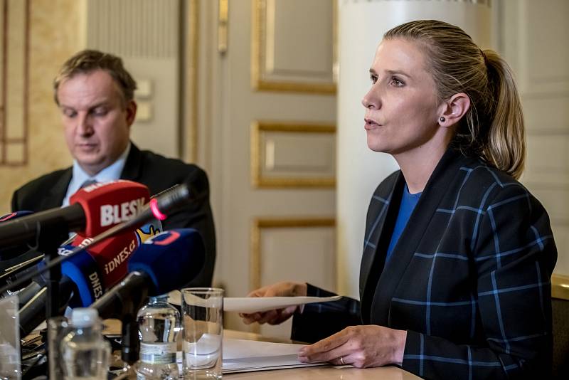 Ministryně školství Kateřina Valachová vystoupila 9. května v Praze na tiskové konferenci společně s Jindřichem Fryčem, státním tajemníkem, ohledně zadržených v kauze zneužívání sportovních dotací.