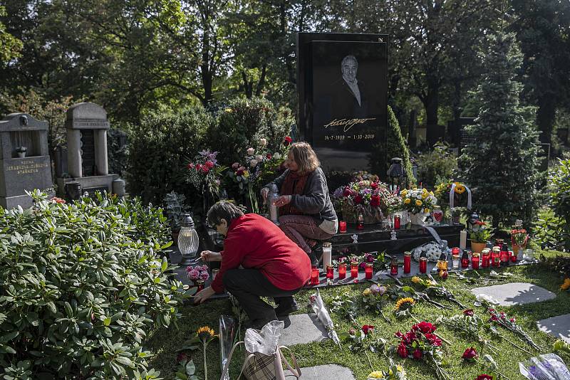Lidé si připomínali první výročí úmrtí zpěváka Karla Gotta u jeho hrobu v Praze 1. října.
