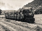 Historický snímek dětského parního vlaku, který na počátku druhé poloviny 20. století jezdil v pražské zoologické zahradě.