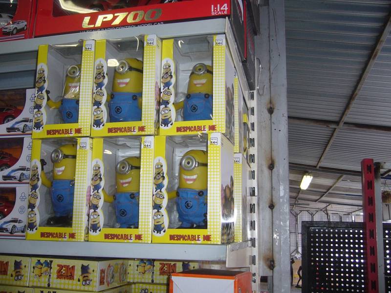 Pražští celníci zajistili padělky hraček pro děti na tržnici Sapa v Libuši.
