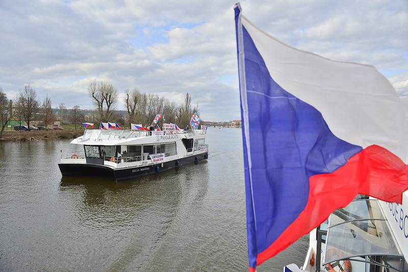 Protest proti zavření škol. Na Vltavu vyjely lodě s dýdžeji a protestujícími.