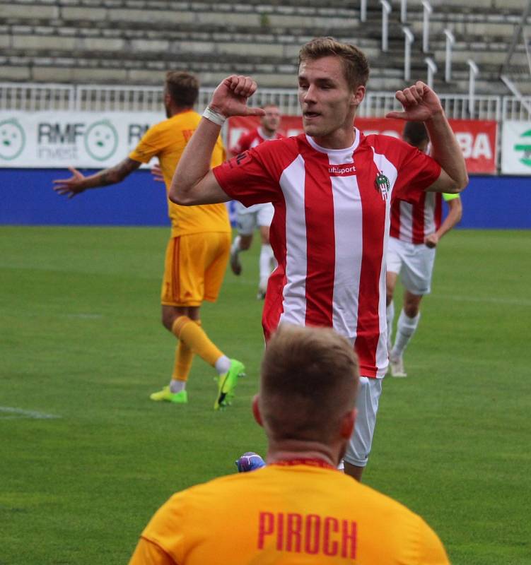 Deváté kolo druhé nejvyšší fotbalové soutěže v pátek odpoledne odstartovalo derby Žižkov - Dukla.