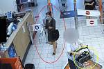 Policie hledá dvě ženy podezřelé z okrádání seniorek v obchodech.