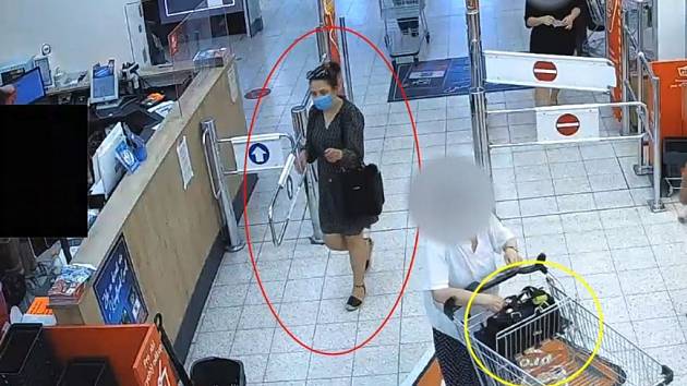 Policie hledá dvě ženy podezřelé z okrádání seniorek v obchodech.