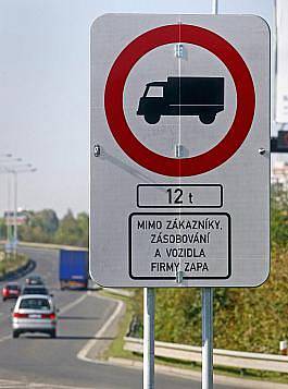 Dopravní značka zákaz vjezdu nákladním automobilům těžích než 12 tun na Jižní spojcev pražském Spořilově. Na část Jižní spojky a ulice K Barrandovu začal tento zákaz platit od 21. září 2010 po otevření jihozápadní části Pražského okruhu.