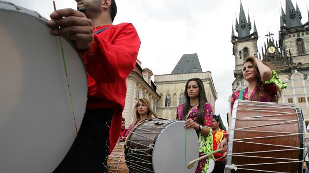 Defilé účinkujících festivalu Khamoro centrem Prahy. 