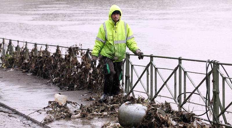 Povodně – úklid v dešti na Rašínově nábřeží v pondělí 10.června. 