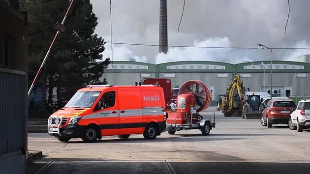 Likvidace požáru v průmyslovém areálu v Mochově na Praze-východ.