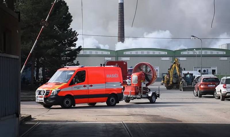 Likvidace požáru v průmyslovém areálu v Mochově na Praze-východ.