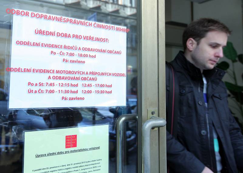 Výměna řidičských průkazů na Magistrátu ve Škodově paláci 30. prosince.