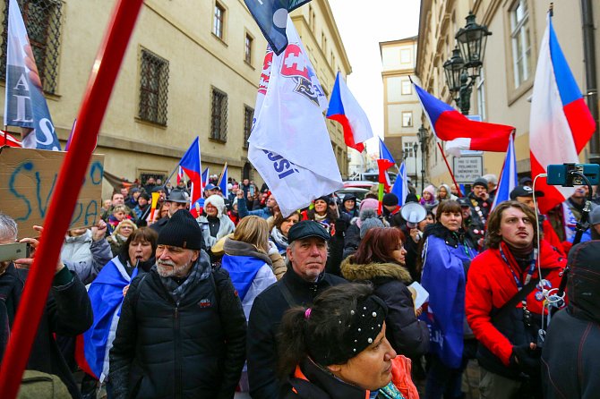 Demonstrace iniciativy Chcípl PES proti schválení vládní novely pandemického zákona Sněmovnou. Malostranské náměstí, Praha.