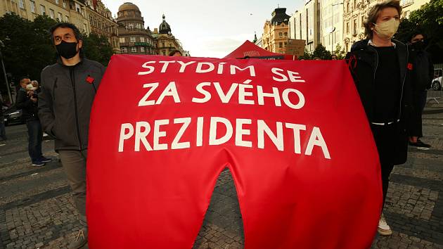 Demonstrace na Václavském náměstí ve čtvrtek 20. května 2021 proti prezidentu Miloši Zemanovi a ministryni spravedlnosti Marii Benešové (za ANO).