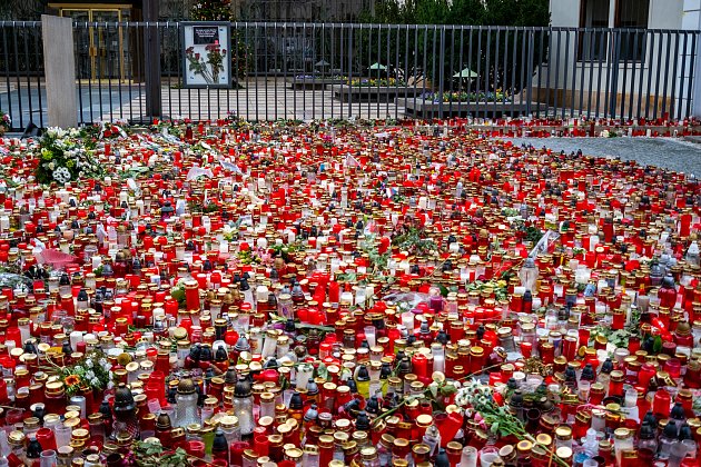 Muž z Vysočiny vyhrožoval rodině střelce z filozofické fakulty. Přiznal vinu