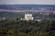 Když obejdeme ochoz proti směru hodinových ručiček, postupně se nám otevírají pohledy na pražské dominanty. Národní památník na Vítkově...