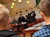 Besedu v domově mládeže v pražském Braníku pro posluchače ve věku od 15 do 18 let připravily preventistky policejního prezidia.