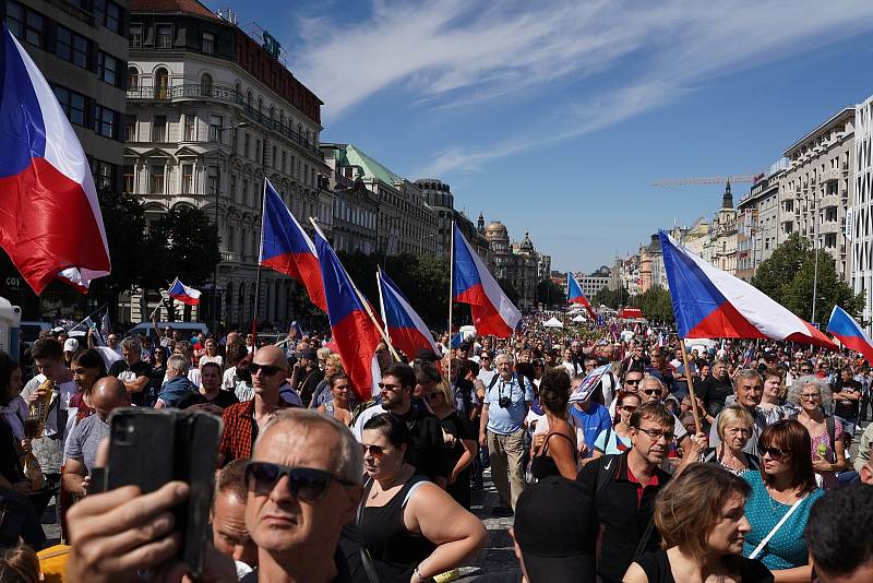 Z demonstrace s názvem Česká republika na 1. místě na Václavském náměstí v Praze.