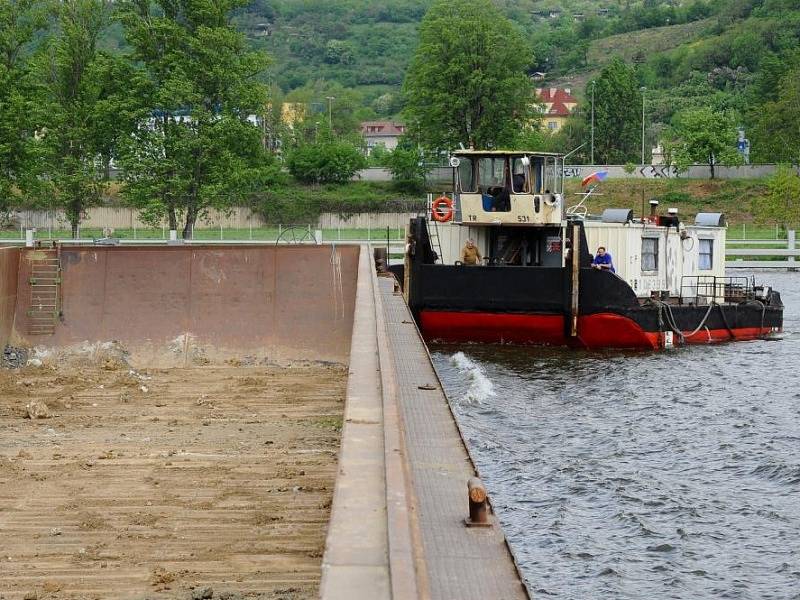 Ze zásahu hasičů s lodí Florián v rámci uvolněné nákladové vany na řece Vltava v pražských Holešovicích.