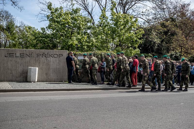 Fronty turistů před Pražskýho hradem dopoledne 3. května. Na snímku vstup přes Jelení příkop.