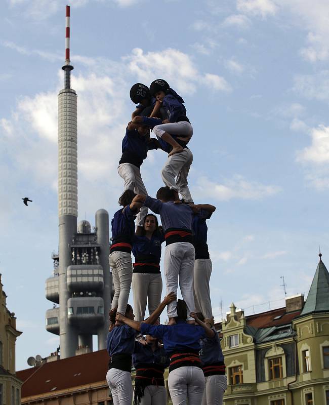 Na pražském náměstí Jiřího z Poděbrad postavili Katalánci jednu ze svých nejznámějších tradic, takzvané castells, tedy lidské věže.