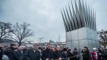 Pomník byl odhalen za účasti rodiny autora pomníku amerického sochaře a architekta českého původu Johna Hejduka (1929–2000), amerického velvyslance v ČR Andrewa Shapira a pražské primátorky Adriany Krnáčové