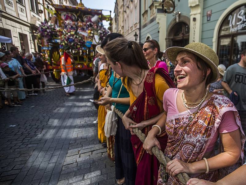 Průvod indického festivalu Ratha-Yatra prošel 19. července centrem Prahy.