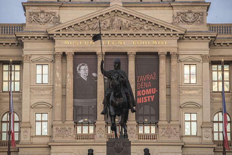 70. výročí procesu s Miladou Horákovou připomínají plakáty na pražských budovách. Na snímku Národní muzeum.