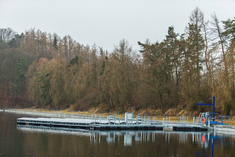 Plovoucí fotovoltaická elektrárna u Štěchovic na hladině nádrže Homole.