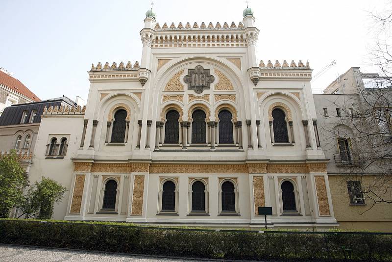 Španělská synagoga je nejmladší synagogou na pražském Josefově. Byla postavena v maurském slohu. Původně na jejím místě stávala pravděpodobně nejstarší pražská synagoga, známá jako Stará škola (Altschul).