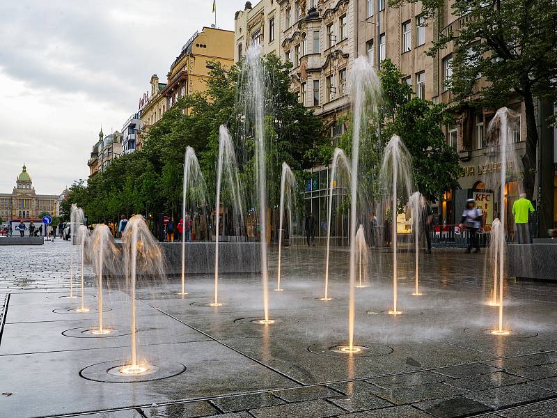 Ze zprovoznění nové fontány na Václavském náměstí a prohlídka podzemních prostor.