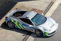 Ferrari v policejních barvách.