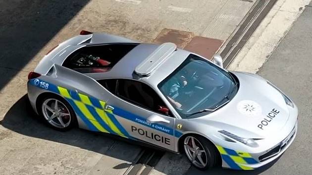 Ferrari v policejních barvách.