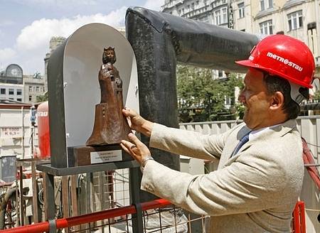 Zaměstnaci Metrostavu slavnostně uložili 26. června sošku sv. Barbory, která je patronkou horníků a všech pracujících v podzemí, do kolektorů na Václavském náměstí. 