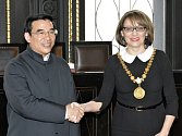 Pražská primátorka Adriana Krnáčová přijala ve středu 30. března 2016 na Staroměstské radnici v Praze pekingského primátora Wang An-šuna.