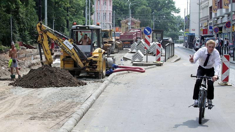 V Praze o prázdninách probíhají velké opravy tramvajových a silničních tratí. Na snímku rekonstrukce tramvajové trati na Karlově náměstí.