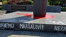 Sochu sovětského maršála Koněva v Praze 6 neznámý pachatel 22. srpna 2019 polil rudou barvou a postříkal nápisy.