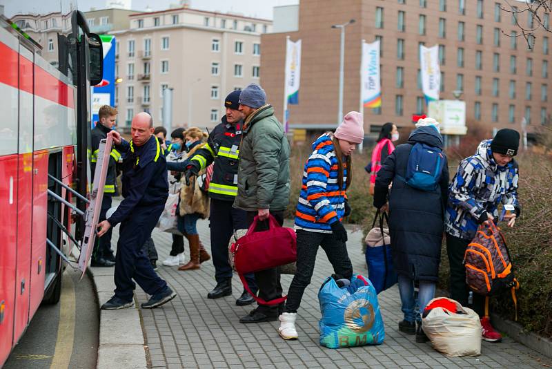 Kongresové centrum Praha 7. března 2022 - převoz uprchlíků z Ukrajiny z kapacitních důvodů do jiných zařízení mimo Prahu.