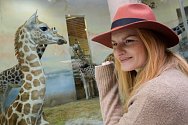 Jméno žirafy severní núbijské narozené 25. ledna – Nela – slavnostně odhalila její kmotra, herečka Iva Pazderková.