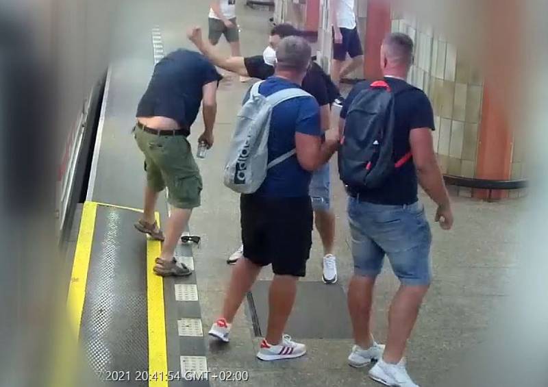 Policie hledá rusky hovořící cizince, kteří v metru obtěžovali ženu. Pak na Florenci zbili muže, který se jí zastal.