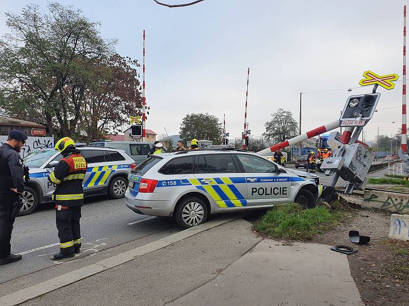 Z nehody policejního vozu v Bubenské ulici.