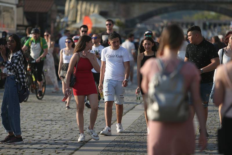 Rozvolnění protiepidemických opatření a letní počasí byly v pondělí kombinací, která vyhnala do ulic stovky Pražanů. S redakčním objektivem jsme navštívili náplavku u Palackého náměstí.