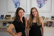 Dvě mladé Pražačky, které sblížila vize kvalitní výroby domácí kosmetiky. Petra Herzová (30) a Tereza Máčelová (34) před několika lety opustily svoje dosavadní zaměstnání a společně založily kurzy nazvané Liška Mazaná.