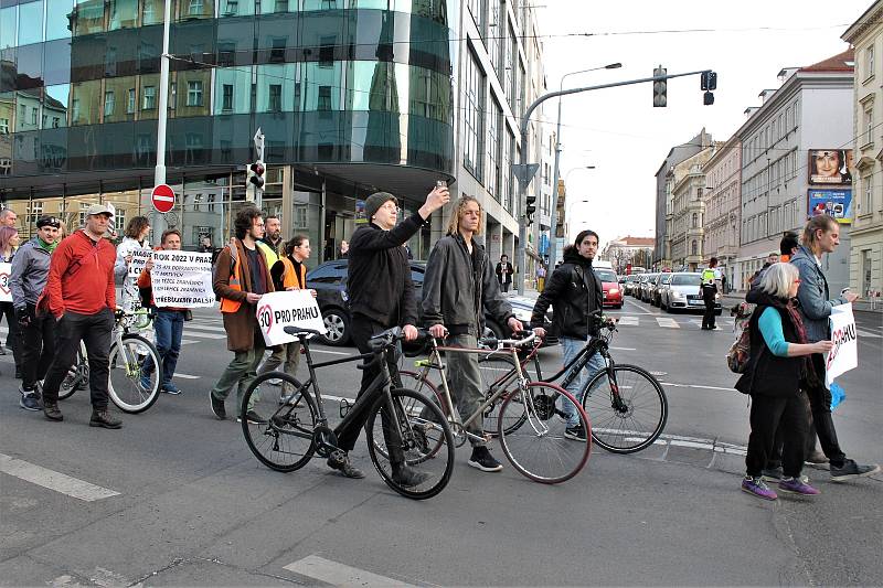 Pochod za omezení nejvyšší povolené rychlosti v Praze na 30 km/h. Akci pořádají organizace Poslední generace a 30 pro Prahu.