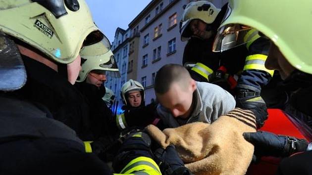 Muž se zaklínil ve vhazovací komoře kovového kontejneru. Hasiči jej odtud museli vyprostit za pomoci hydraulického zařízení.